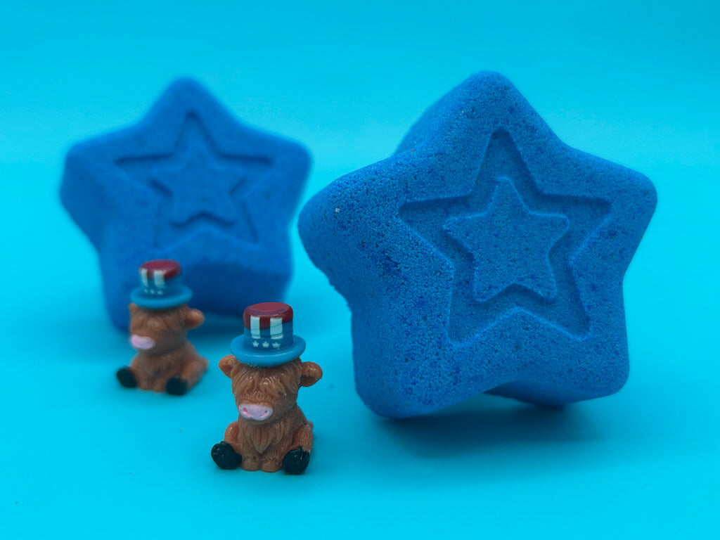BASICS Patriotic Star Bath Bomb with Patriotic Highland Cow Figure Inside