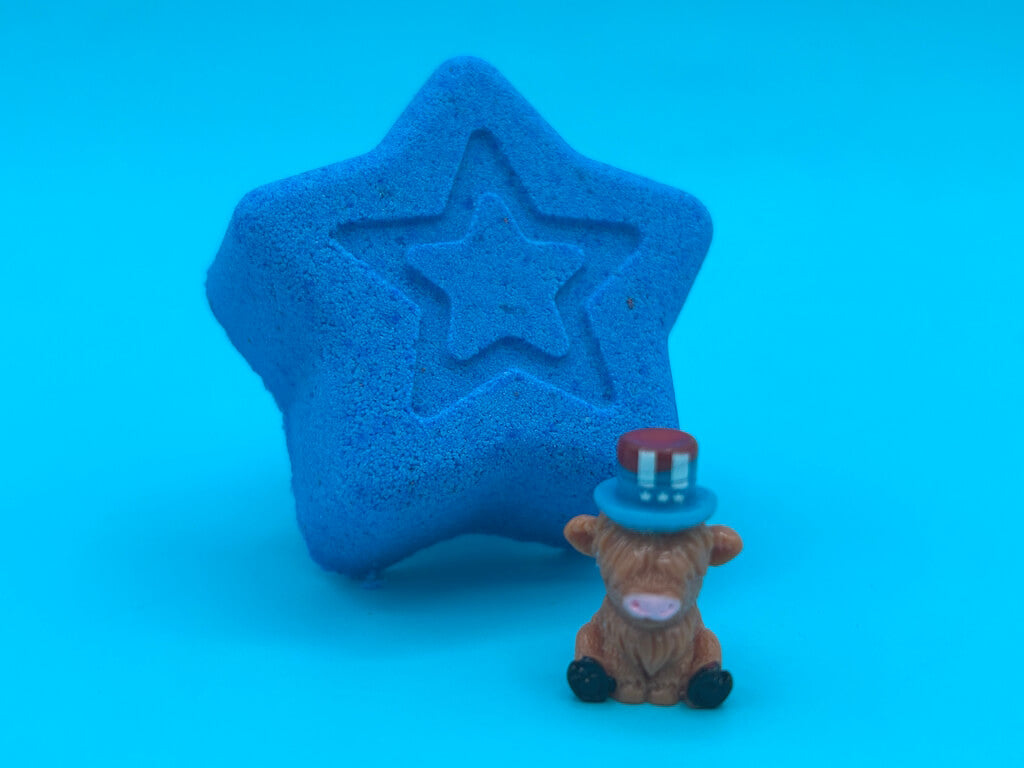 BASICS Patriotic Star Bath Bomb with Patriotic Highland Cow Figure Inside