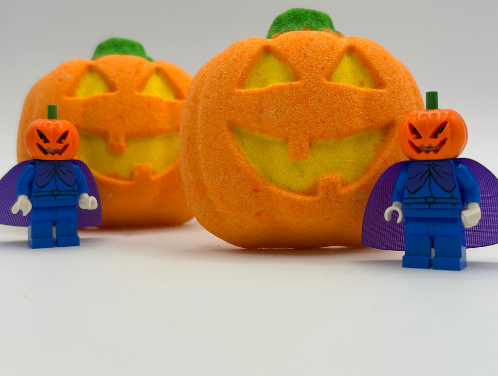 🎃 Jack O'Lantern Kids Bath Bomb with Pumpkinhead Minifigure Toy Inside