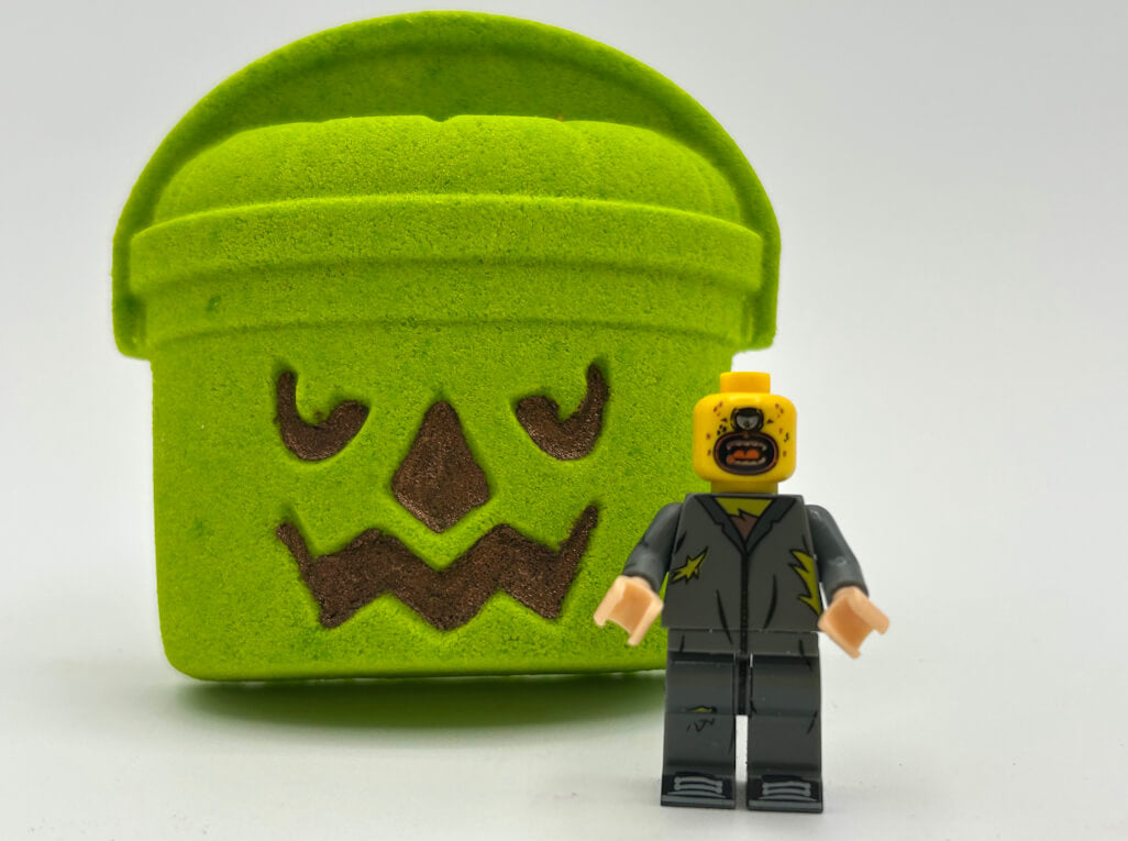 Trick or Treat Bucket Kids Bath Bomb – With Halloween Minifigure Inside!