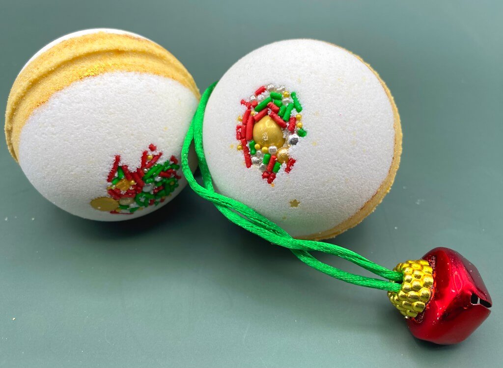 holiday bath bomb with jingle bell necklace inside 850715