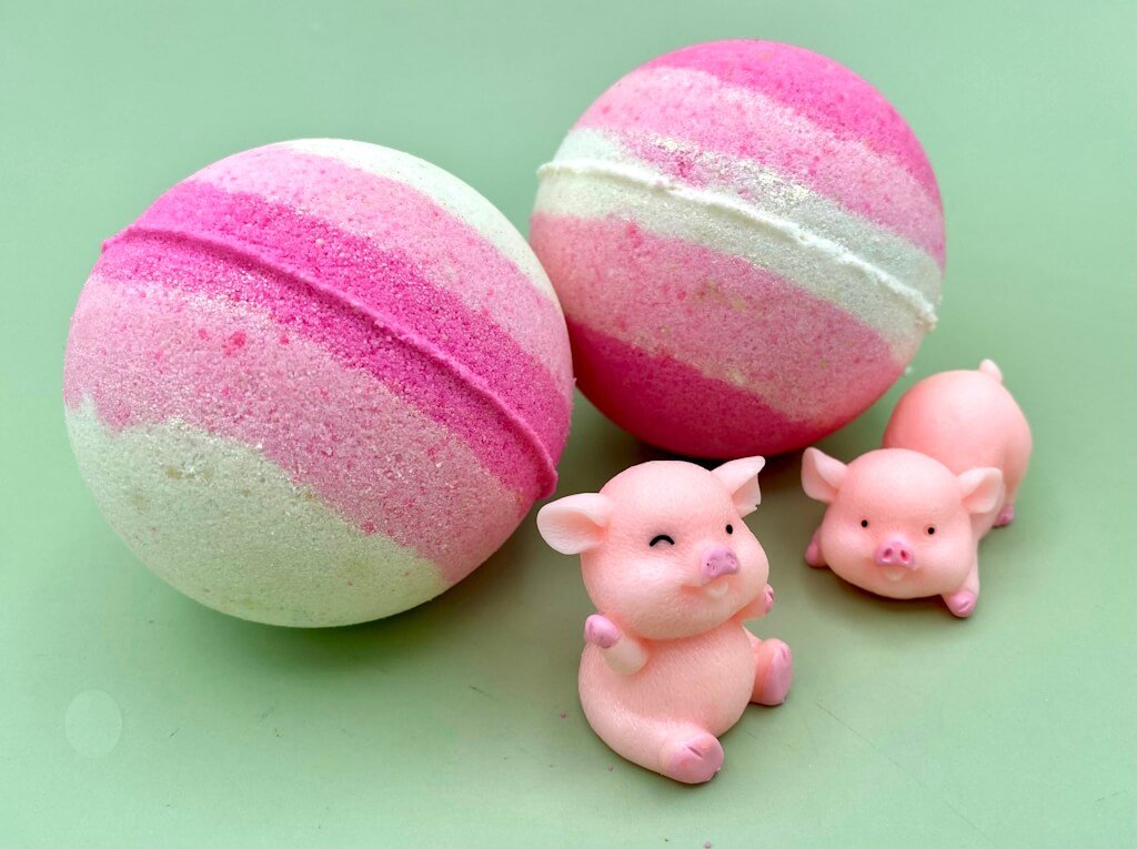 Wooly Bomba しなるビーター [もふもふピンク] 新品直輸入1本 残4 Piggy Kids Bath Bomb with Pig Toy Inside